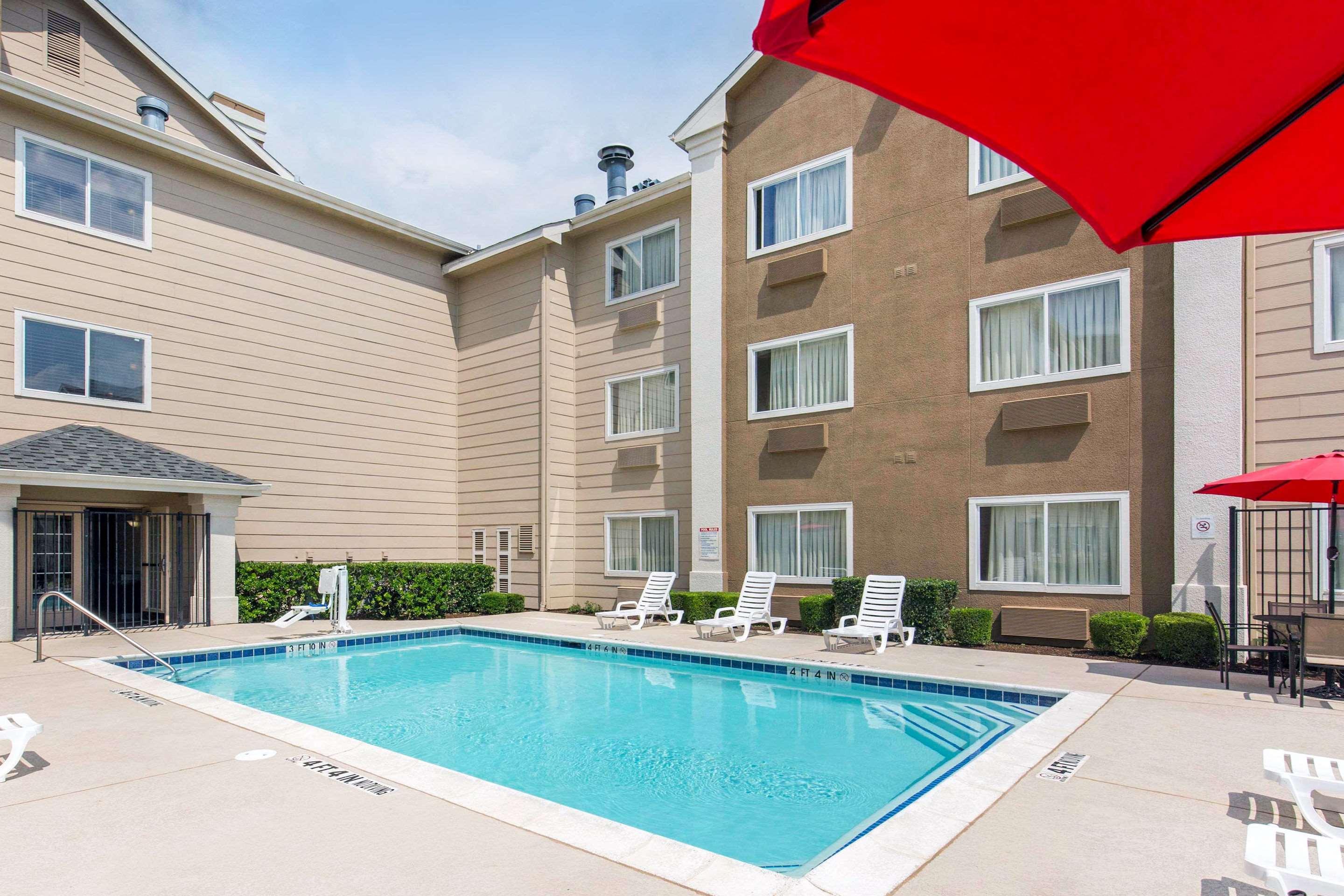 Suburban Hotel 2*